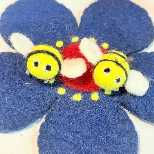 FELT BEE BROOCHES - MT9A