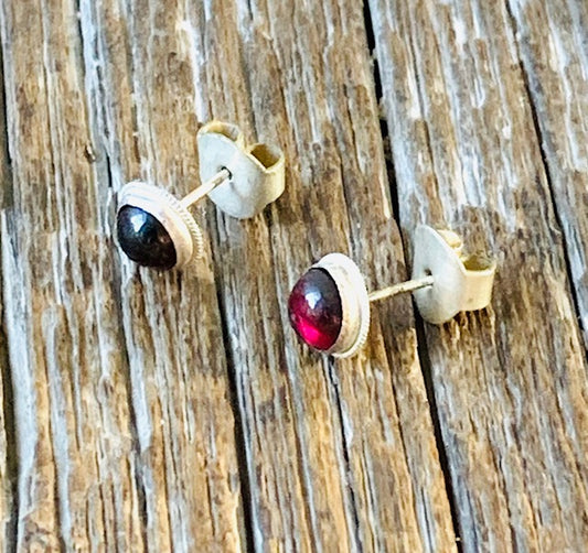 STERLING SILVER GARNET EAR STUD